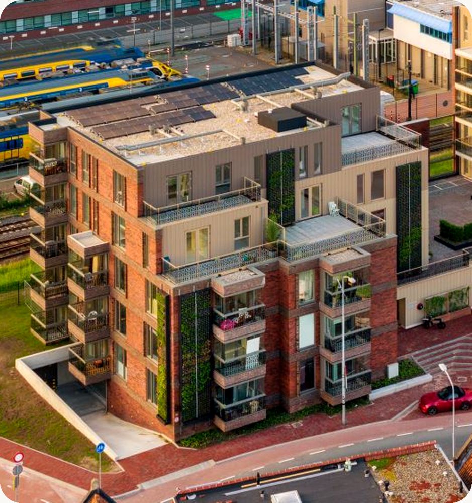 Het Cascade Complex van boven, met zonnepanelen en groene gevels